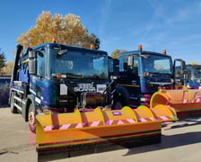 za utrzymanie dróg odpowiada niemal 90 pługosyparek ? 51 jezdniowych, 35 chodnikowych. U progu rzeczywistego sezonu zimowego do dyspozycji wykonawców jest także chlorek sodu (ponad 4200 ton), magnezu (ponad 16 ton) i wapnia (90 ton) oraz kruszywa (740 ton).