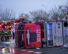 Do wypadku wozu strażackiego i busa doszło dzisiaj rano (23.12.) we Wrocławiu