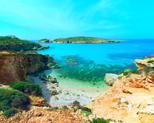 <p><!-- [if gte mso 9]><xml>
 <w:WordDocument>
  <w:View>Normal</w:View>
  <w:Zoom>0</w:Zoom>
  <w:TrackMoves/>
  <w:TrackFormatting/>
  <w:HyphenationZone>21</w:HyphenationZone>
  <w:PunctuationKerning/>
  <w:ValidateAgainstSchemas/>
  <w:SaveIfXMLInvalid>false</w:SaveIfXMLInvalid>
  <w:IgnoreMixedContent>false</w:IgnoreMixedContent>
  <w:AlwaysShowPlaceholderText>false</w:AlwaysShowPlaceholderText>
  <w:DoNotPromoteQF/>
  <w:LidThemeOther>PL</w:LidThemeOther>
  <w:LidThemeAsian>X-NONE</w:LidThemeAsian>
  <w:LidThemeComplexScript>X-NONE</w:LidThemeComplexScript>
  <w:Compatibility>
   <w:BreakWrappedTables/>
   <w:SnapToGridInCell/>
   <w:WrapTextWithPunct/>
   <w:UseAsianBreakRules/>
   <w:DontGrowAutofit/>
   <w:SplitPgBreakAndParaMark/>
   <w:EnableOpenTypeKerning/>
   <w:DontFlipMirrorIndents/>
   <w:OverrideTableStyleHps/>
  </w:Compatibility>
  <w:DoNotOptimizeForBrowser/>
  <m:mathPr>
   <m:mathFont m:val="Cambria Math"/>
   <m:brkBin m:val="before"/>
   <m:brkBinSub m:val="--"/>
   <m:smallFrac m:val="off"/>
   <m:dispDef/>
   <m:lMargin m:val="0"/>
   <m:rMargin m:val="0"/>
   <m:defJc m:val="centerGroup"/>
   <m:wrapIndent m:val="1440"/>
   <m:intLim m:val="subSup"/>
   <m:naryLim m:val="undOvr"/>
  </m:mathPr></w:WordDocument>
</xml><![endif]--><!-- [if gte mso 9]><xml>
 <w:WordDocument>
  <w:View>Normal</w:View>
  <w:Zoom>0</w:Zoom>
  <w:TrackMoves/>
  <w:TrackFormatting/>
  <w:HyphenationZone>21</w:HyphenationZone>
  <w:PunctuationKerning/>
  <w:ValidateAgainstSchemas/>
  <w:SaveIfXMLInvalid>false</w:SaveIfXMLInvalid>
  <w:IgnoreMixedContent>false</w:IgnoreMixedContent>
  <w:AlwaysShowPlaceholderText>false</w:AlwaysShowPlaceholderText>
  <w:DoNotPromoteQF/>
  <w:LidThemeOther>PL</w:LidThemeOther>
  <w:LidThemeAsian>X-NONE</w:LidThemeAsian>
  <w:LidThemeComplexScript>X-NONE</w:LidThemeComplexScript>
  <w:Compatibility>
   <w:BreakWrappedTables/>
   <w:SnapToGridInCell/>
   <w:WrapTextWithPunct/>
   <w:UseAsianBreakRules/>
   <w:DontGrowAutofit/>
   <w:SplitPgBreakAndParaMark/>
   <w:EnableOpenTypeKerning/>
   <w:DontFlipMirrorIndents/>
   <w:OverrideTableStyleHps/>
  </w:Compatibility>
  <w:DoNotOptimizeForBrowser/>
  <m:mathPr>
   <m:mathFont m:val="Cambria Math"/>
   <m:brkBin m:val="before"/>
   <m:brkBinSub m:val="--"/>
   <m:smallFrac m:val="off"/>
   <m:dispDef/>
   <m:lMargin m:val="0"/>
   <m:rMargin m:val="0"/>
   <m:defJc m:val="centerGroup"/>
   <m:wrapIndent m:val="1440"/>
   <m:intLim m:val="subSup"/>
   <m:naryLim m:val="undOvr"/>
  </m:mathPr></w:WordDocument>
</xml><![endif]-->Drugim wyborem jest Malta. Lecąc na lotnisko, kt&oacute;re znajduje się w odległości 6 km od stolicy, można zostać na gł&oacute;wnej wyspie i podziwiać zabytki lub udać się na nieco bardziej kameralną wyspę Gozo. Na Maltę warto wybrać się w terminie 4-7 lutego (bilety w obie strony to koszt 637 zł).</p>