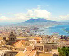 <p><!-- [if gte mso 9]><xml>
 <w:WordDocument>
  <w:View>Normal</w:View>
  <w:Zoom>0</w:Zoom>
  <w:TrackMoves/>
  <w:TrackFormatting/>
  <w:HyphenationZone>21</w:HyphenationZone>
  <w:PunctuationKerning/>
  <w:ValidateAgainstSchemas/>
  <w:SaveIfXMLInvalid>false</w:SaveIfXMLInvalid>
  <w:IgnoreMixedContent>false</w:IgnoreMixedContent>
  <w:AlwaysShowPlaceholderText>false</w:AlwaysShowPlaceholderText>
  <w:DoNotPromoteQF/>
  <w:LidThemeOther>PL</w:LidThemeOther>
  <w:LidThemeAsian>X-NONE</w:LidThemeAsian>
  <w:LidThemeComplexScript>X-NONE</w:LidThemeComplexScript>
  <w:Compatibility>
   <w:BreakWrappedTables/>
   <w:SnapToGridInCell/>
   <w:WrapTextWithPunct/>
   <w:UseAsianBreakRules/>
   <w:DontGrowAutofit/>
   <w:SplitPgBreakAndParaMark/>
   <w:EnableOpenTypeKerning/>
   <w:DontFlipMirrorIndents/>
   <w:OverrideTableStyleHps/>
  </w:Compatibility>
  <w:DoNotOptimizeForBrowser/>
  <m:mathPr>
   <m:mathFont m:val="Cambria Math"/>
   <m:brkBin m:val="before"/>
   <m:brkBinSub m:val="--"/>
   <m:smallFrac m:val="off"/>
   <m:dispDef/>
   <m:lMargin m:val="0"/>
   <m:rMargin m:val="0"/>
   <m:defJc m:val="centerGroup"/>
   <m:wrapIndent m:val="1440"/>
   <m:intLim m:val="subSup"/>
   <m:naryLim m:val="undOvr"/>
  </m:mathPr></w:WordDocument>
</xml><![endif]--><!-- [if gte mso 9]><xml>
 <w:WordDocument>
  <w:View>Normal</w:View>
  <w:Zoom>0</w:Zoom>
  <w:TrackMoves/>
  <w:TrackFormatting/>
  <w:HyphenationZone>21</w:HyphenationZone>
  <w:PunctuationKerning/>
  <w:ValidateAgainstSchemas/>
  <w:SaveIfXMLInvalid>false</w:SaveIfXMLInvalid>
  <w:IgnoreMixedContent>false</w:IgnoreMixedContent>
  <w:AlwaysShowPlaceholderText>false</w:AlwaysShowPlaceholderText>
  <w:DoNotPromoteQF/>
  <w:LidThemeOther>PL</w:LidThemeOther>
  <w:LidThemeAsian>X-NONE</w:LidThemeAsian>
  <w:LidThemeComplexScript>X-NONE</w:LidThemeComplexScript>
  <w:Compatibility>
   <w:BreakWrappedTables/>
   <w:SnapToGridInCell/>
   <w:WrapTextWithPunct/>
   <w:UseAsianBreakRules/>
   <w:DontGrowAutofit/>
   <w:SplitPgBreakAndParaMark/>
   <w:EnableOpenTypeKerning/>
   <w:DontFlipMirrorIndents/>
   <w:OverrideTableStyleHps/>
  </w:Compatibility>
  <w:DoNotOptimizeForBrowser/>
  <m:mathPr>
   <m:mathFont m:val="Cambria Math"/>
   <m:brkBin m:val="before"/>
   <m:brkBinSub m:val="--"/>
   <m:smallFrac m:val="off"/>
   <m:dispDef/>
   <m:lMargin m:val="0"/>
   <m:rMargin m:val="0"/>
   <m:defJc m:val="centerGroup"/>
   <m:wrapIndent m:val="1440"/>
   <m:intLim m:val="subSup"/>
   <m:naryLim m:val="undOvr"/>
  </m:mathPr></w:WordDocument>
</xml><![endif]-->Chcąc zostać na kontynencie, można wybrać Neapol, miasto, w kt&oacute;rym zwiedzanie połączone jest z wypoczynkiem na plaży. Do wyboru są: plaża przy zamku Baia uchodząca za jedną z najbardziej urokliwych, klimatyczna La Gaiola, mniej oblegana Lido Virgilio czy nieco bardziej oddalona od miasta i ukryta między skałami plaża Schiacchetiello.</p>
<p>Do Neapolu można udać się w terminach 4-7 lutego, płacąc za bilety 500 zł w obie strony lub od 7 do 11 lutego za 463 zł.</p>