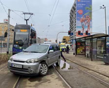 <p>Zderzenie samochodu osobowego i nieoznakowanego samochodu policyjnego na pl. Legion&oacute;w</p>