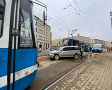 <p>Zderzenie samochodu osobowego i nieoznakowanego samochodu policyjnego na pl. Legion&oacute;w</p>