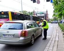 Strażnicy miejscy przez kilka dni rozdają kierowcom ulotki informujące o objazdach.