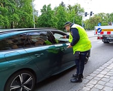 Strażnicy miejscy przez kilka dni rozdają kierowcom ulotki informujące o objazdach.