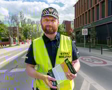 Strażnicy miejscy przez kilka dni rozdają kierowcom ulotki informujące o objazdach.