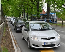 Wielka Wyspa, okolice godziny 15:00, wtorek 16 maja - ruch na trasie objazdu wprowadzonego z powodu zamknięcia skrzyżowania ul. Mickiewicza i Paderewskiego.