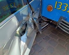 Zabytkowy tramwaj zderzył się dzisiaj (4 czerwca) z autem osobowym