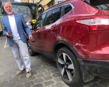 Mercedes dachował na Kazimierza Wielkiego