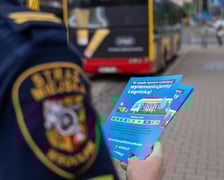 Strażnicy miejscy starali się dotrzeć z ulotkami przede wszystkim do pasażerów korzystających z komunikacji miejskiej w obrębie ulicy Legnickiej.