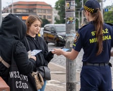 Strażnicy miejscy starali się dotrzeć z ulotkami przede wszystkim do pasażerów korzystających z komunikacji miejskiej w obrębie ulicy Legnickiej.