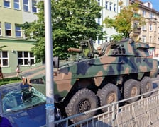 Zderzenie transportera opancerzonego typu Rosomak z autem osobowym