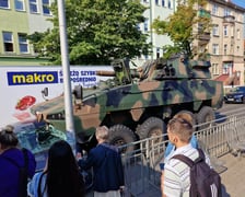 Zderzenie transportera opancerzonego typu Rosomak z autem osobowym