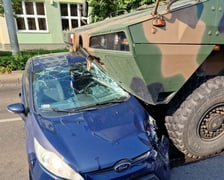 Zderzenie transportera opancerzonego typu Rosomak z autem osobowym