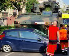 Zderzenie transportera opancerzonego typu Rosomak z autem osobowym