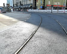 Skrzyżowanie ulic Piłsudskiego i Świdnickiej. Remont torowiska już prawie skończony.