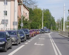 Samochód uderzył w drzewo na Strzegomskiej. Tworzą się duże korki
