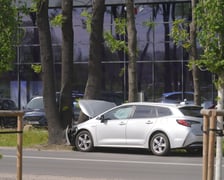 Samochód uderzył w drzewo na Strzegomskiej. Tworzą się duże korki