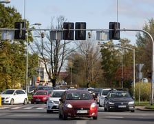 <h2><strong>Ż&oacute;łte kamery, system RedLight i CANRAD, gdzie są we Wrocławiu. Lista miejsc.</strong></h2>
<p>Ż&oacute;łte kamery i system RedLight CANARD we Wrocławiu mamy w trzech miejscach:</p>
<ul>
<li>na skrzyżowaniu ul. Na Ostatnim Groszu/ Bystrzycka/ Gądowianka</li>
</ul>