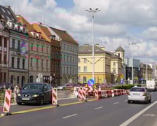 Na ul. Kazimierza Wielkiego MPK wymienia część torowiska oraz rozjazdy w kierunku ul. Szewskiej i Widok.