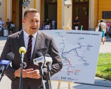 Konferencja prasowa przed dworcem Wrocław Główny poświęcona uruchomieniu bezpłatnych podróży pociągami po terenie Wrocławia dla posiadaczy biletów miejskich