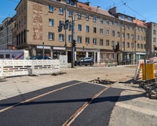 Ostatnie prace na torowisku na ulicy Kazimierza Wielkiego. Od czwartku będą już po nim jeździć tramwaje