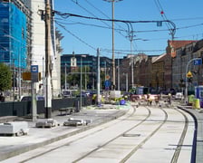Ostatnie prace na torowisku na ulicy Kazimierza Wielkiego. Od czwartku będą już po nim jeździć tramwaje