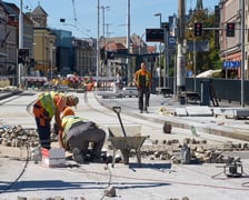 Ostatnie prace na torowisku na ulicy Kazimierza Wielkiego. Od czwartku będą już po nim jeździć tramwaje