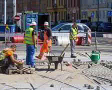 Ostatnie prace na torowisku na ulicy Kazimierza Wielkiego. Od czwartku będą już po nim jeździć tramwaje