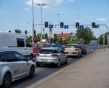 <p>Skrzyżowanie ul. Na Ostatnim Groszu/ Bystrzycka/ Gądowianka.</p>
<p>Montaż system&oacute;w RedLight na newralgicznych skrzyżowaniach i przejazdach kolejowo-drogowych ma wpłynąć na poprawę bezpieczeństwa i zmianę zachowania kierujących.</p>
<p>Urządzenia rejestrujące przejazd na czerwonym świetle to kamery, kt&oacute;re działają na zasadzie wideodetekcji, obserwują przejazd kolejowy oraz zainstalowane tam sygnalizatory.</p>
<p>Oprogramowanie systemu zostało tak skonfigurowane, aby rejestrowane były wyłącznie pojazdy wjeżdżające za sygnalizator w&oacute;wczas, gdy nadawany jest sygnał czerwony.</p>
<p>Należy zaznaczyć, że wjazd za sygnalizator nadający sygnał czerwony jest zabroniony od chwili jego włączenia, urządzenia uwzględnia oczywiście czas reakcji kierującego i obowiązuje do końca jego nadawania.</p>