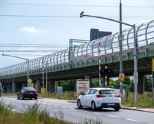 <p>Przejazd kolejowy przy ul. Szczecińskiej</p>
<ul>
<li>Wysokość grzywny nakładanej w drodze mandatu karnego za niestosowanie się do sygnał&oacute;w świetlnych na skrzyżowaniu wynosi 500 zł. Sprawca dostaje r&oacute;wnież 15 punkt&oacute;w karnych.</li>
<li>Za naruszenie przez kierującego pojazdem na przejeździe kolejowym zakazu wjazdu za sygnalizator przy sygnale czerwonym mandat wynosi 2 000 złotych.</li>
<li>Jeśli w ciągu dw&oacute;ch lat dojdzie drugi raz do tego samego wykroczenia, kierowca zapłaci podw&oacute;jną karę, czyli 4 000 zł.</li>
</ul>