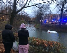 Wypadek przy Podwalu - do fosy wpadł bus