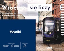 Slajd tytułowy prezentacji "Wrocław się liczy - Kompleksowe Badania Ruchu Wrocław i Otoczenie 2024". W tle zdjęcie ulicy we Wrocławiu z historyczną zabudową i nowoczesnym tramwajem. U dołu slajdu znajdują się logotypy organizatorów badań: Urząd Miejski Wrocławia, Aglomeracja Wrocławska oraz wykonawcy badań: Via Vistula.
