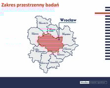 <p>Tegoroczna edycja dotyczyła Wrocławia i 9 najbliżej położonych gmin. Jest to obszar, w którym szacujemy, że mieszka ponad mil ion osób. Te 9 sąsiadujących z miastem gmin ma największy wpływ na sytuację komunikacyjną Wrocławia. To są bowiem osoby które codziennie przyjeżdżają do miasta do pracy, do szkoły czy na uczelnię. W tym roku ankieterzy odwiedzili ponad 4 tys. mieszkań i domów, w których o codzienne podróże spytali ponad 10,5 tys. osób w wie ku co najmniej 6 lat. Jest to zadanie czasochłonne, ponieważ odmowy wzięcia udziału w ankiecie są dość powszechne.</p><p><strong>Opis zdjęcia: </strong>Mapa przedstawiająca Wrocław (zaznaczony czerwonymi paskami) i otaczające go gminy (oznaczone szarym kolorem): Oborniki Śląskie, Wisznia Mała, Długołęka, Czernica, Siechnice, Żórawina, Kobierzyce, Kąty Wrocławskie i Miękinia.</p>