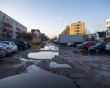 Przez te okolice przebiega jedna z dwóch tras tramwaju na Klecinę - ta wytyczona lata temu, pod którą została przewidziana rezerwa terenu