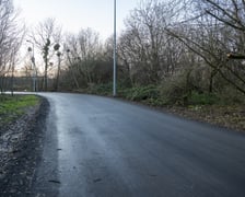 Przez te okolice przebiega jedna z dwóch tras tramwaju na Klecinę - ta wytyczona lata temu, pod którą została przewidziana rezerwa terenu