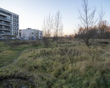 Przez te okolice przebiega jedna z dwóch tras tramwaju na Klecinę - ta wytyczona lata temu, pod którą została przewidziana rezerwa terenu