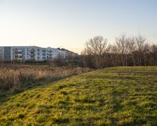 Przez te okolice przebiega jedna z dwóch tras tramwaju na Klecinę - ta wytyczona lata temu, pod którą została przewidziana rezerwa terenu