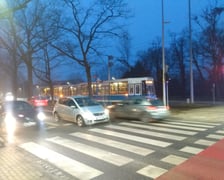 Samochody i tramwaj na skrzyżowaniu ul. Olszewskiego z Aleją Wielkiej Wyspy. Doszło tam do zderzenia.
