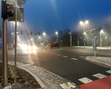 Samochody i tramwaj na skrzyżowaniu ul. Olszewskiego z Aleją Wielkiej Wyspy. Doszło tam do zderzenia.