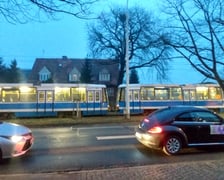 Samochody i tramwaj na skrzyżowaniu ul. Olszewskiego z Aleją Wielkiej Wyspy. Doszło tam do zderzenia.