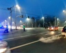 Samochody i tramwaj na skrzyżowaniu ul. Olszewskiego z Aleją Wielkiej Wyspy. Doszło tam do zderzenia.