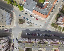 <p>Plac tr&oacute;jkątny - tak popularnie nazywane jest plac u zbiegu ulic Kościuszki i Komuny Paryskiej . Z Kościuszki krzyżuje się tu ulica Świstackiego i Zgodna&nbsp;</p>