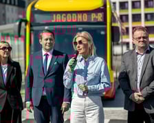 Konferencja prasowa na pętli "Jagodno P+R" po pierwszym oficjalnym przejeździe po trasie autobusowej na Jagodno. Na zdjęciu dyrektorka Wydziału Transportu Paulina Tyniec-Piszcz, wiceprezydent Michał Młyńczak, wiceprezydent Renata Granowska i prezes Wrocławskich Inwestycji Piotr Paś