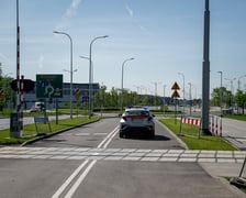 Przejazd wydzieloną trasą autobusową na Jagodno i słynna linia kolejowa nr 285, która przez lata uniemożliwiała budowę torowiska