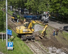 Usuwanie awarii kanalizacji deszczowej pod torowiskiem na ulicy Wróblewskiego