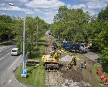 Usuwanie awarii kanalizacji deszczowej pod torowiskiem na ulicy Wróblewskiego