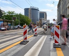 Przy skrzyżowaniu Świdnickiej z Piłsudskiego, druga połowa czerwca 2025