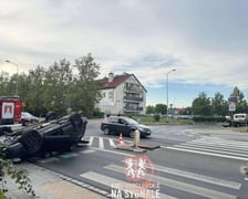 Zderzenie i dachowanie osobówki na ul. Królewieckiej we Wrocławiu
