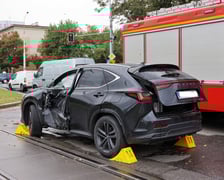 Na ul. Kujawskiej, w pobliżu placów Wróblewskiego i Społecznego doszło do zderzenia samochodu osobowego z tramwajem