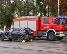 Na ul. Kujawskiej, w pobliżu placów Wróblewskiego i Społecznego doszło do zderzenia samochodu osobowego z tramwajem